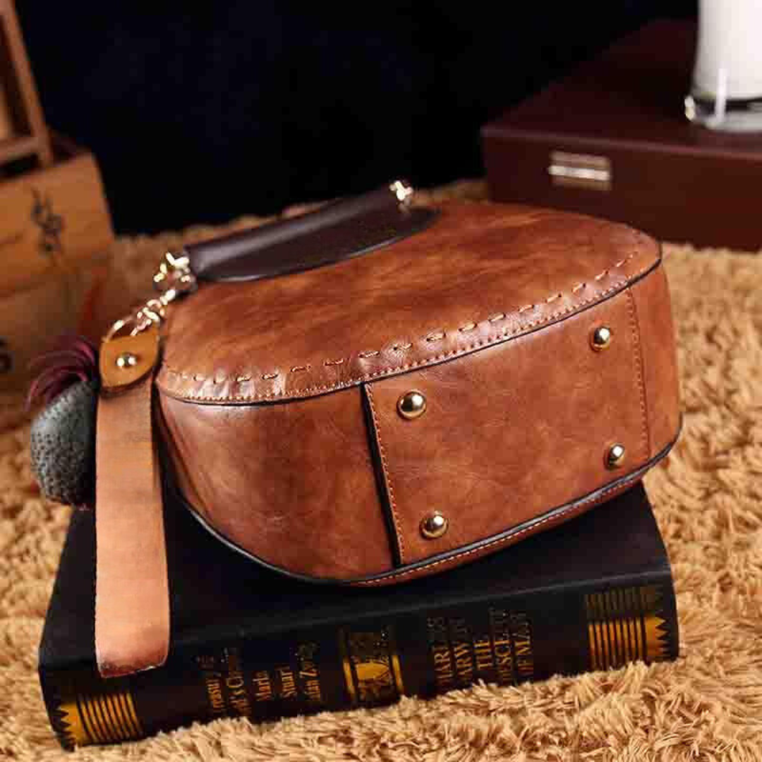 Elegant Shoulder Bag for Women with Minimalist Retro Design