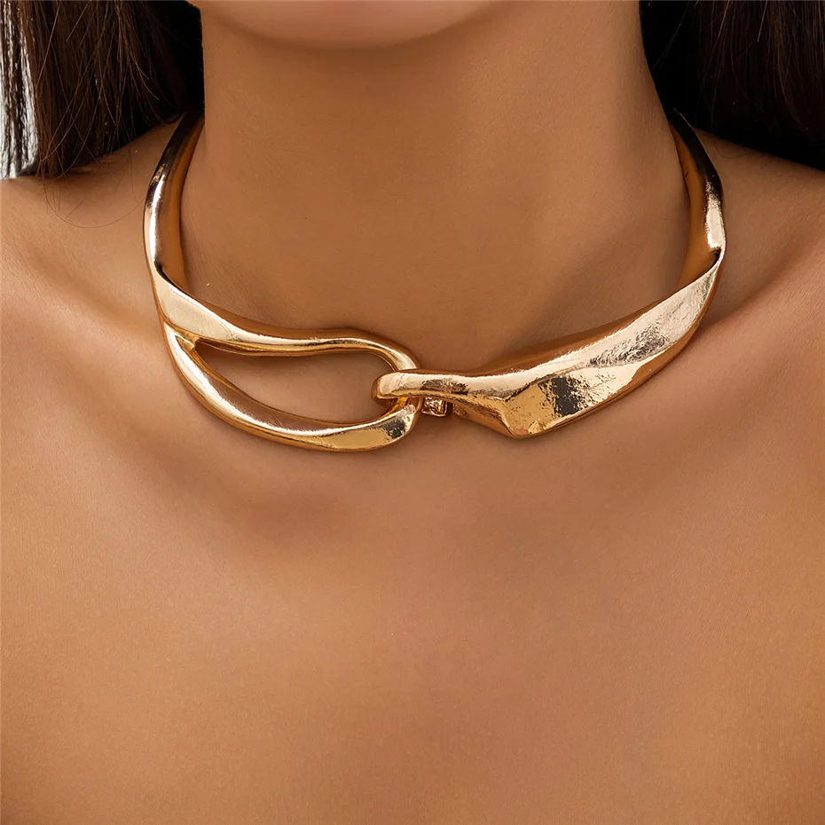 Elegant Necklace for Women with Bold Texture Design